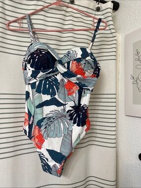 Cupshe White One-Piece Swimsuit with Navy & Coral Floral Print